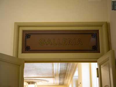 Saliamo cos� al primo piano dal quale, attraverso una porta, accediamo alla Galleria superiore